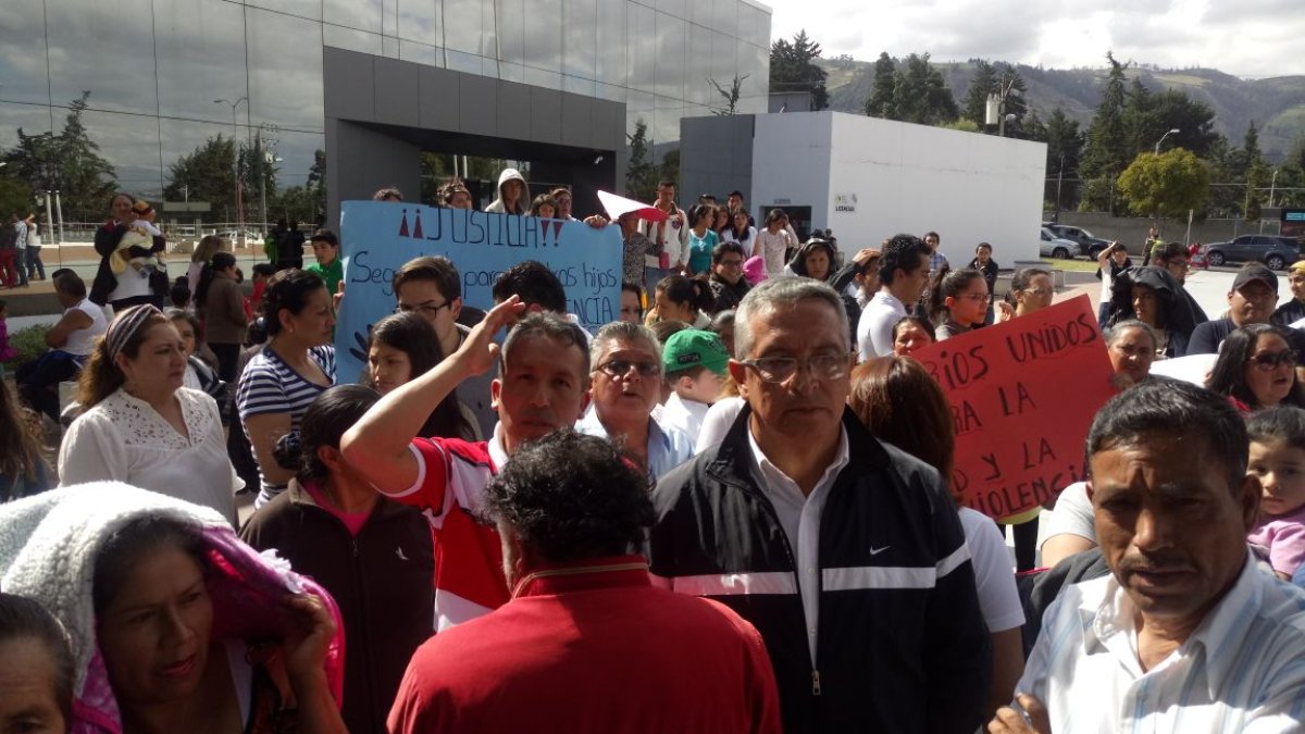La gente estaba indignada por el secuestro de la joven.
