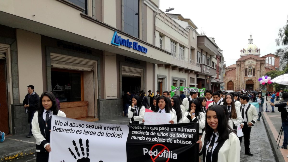 Estudiantes han marchado en Cuenca tras conocerse las denuncias. Las preseas otorgadas al cura se removerán el próximo 25 de junio.
