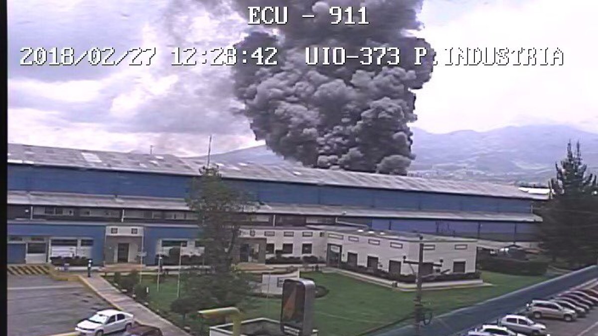 El Sistema ECU 911 señaló que se evacuaron aproximadamente a 200 personas y por el momento no se registran trabajadores heridos.