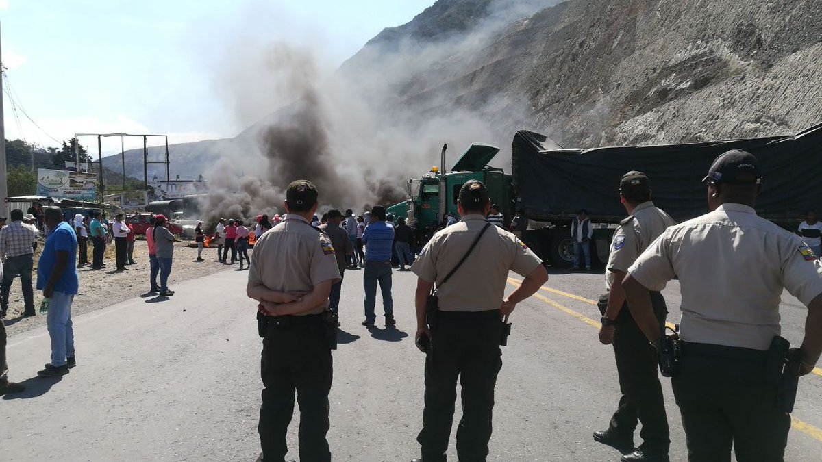 La gente se aglomeró en el sitio mientras esperan la apertura.