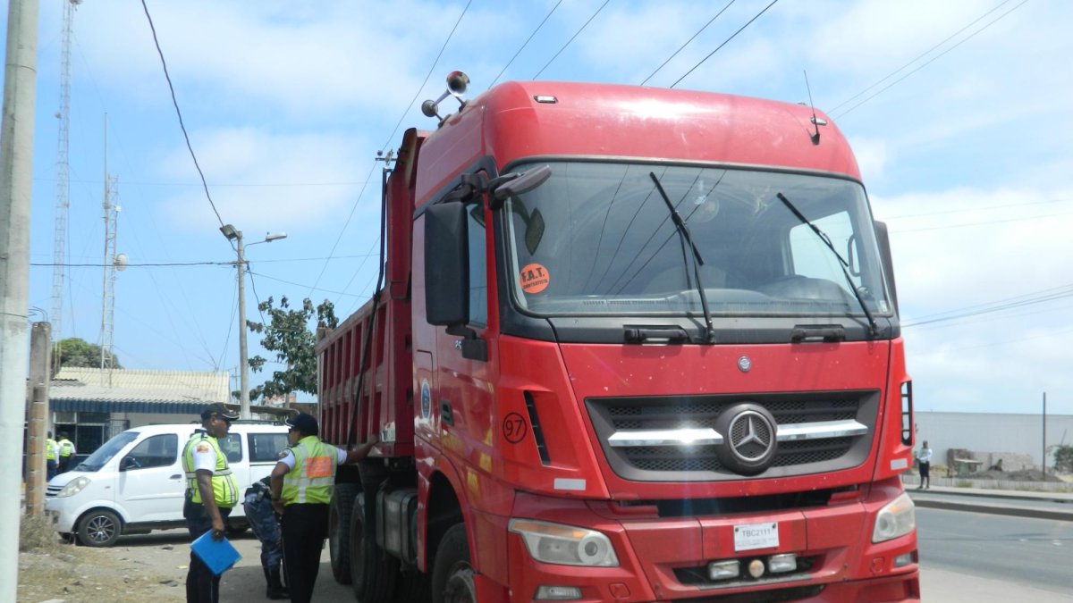 La volqueta fue lo único que pudo ser retenido.