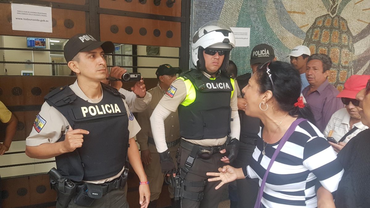 Los allegados llevaron pancartas hasta el Municipio.
