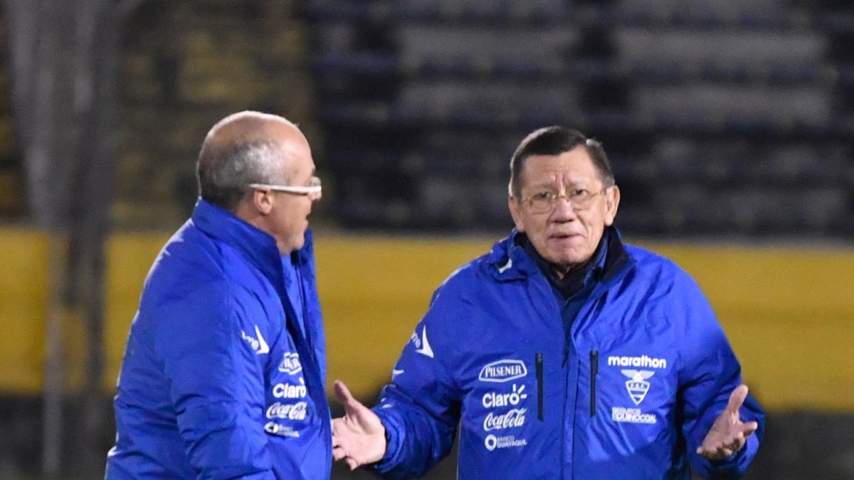 Jorge Célico, extécnico de la selección nacional junto a Carlos Villacís.