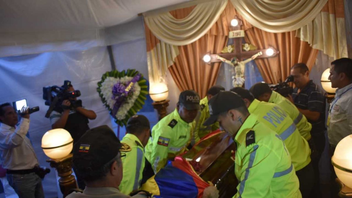 Los féretros de Óscar y Katty llegaron a Quito y después llevados a Santo Domingo.