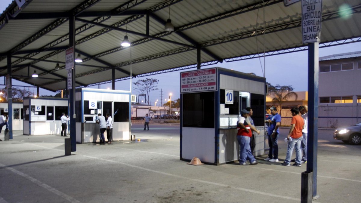 Seis delincuentes armados ingresaron al lugar en mención y se llevaron del departamento de citaciones y partes, la caja fuerte de esta oficina.