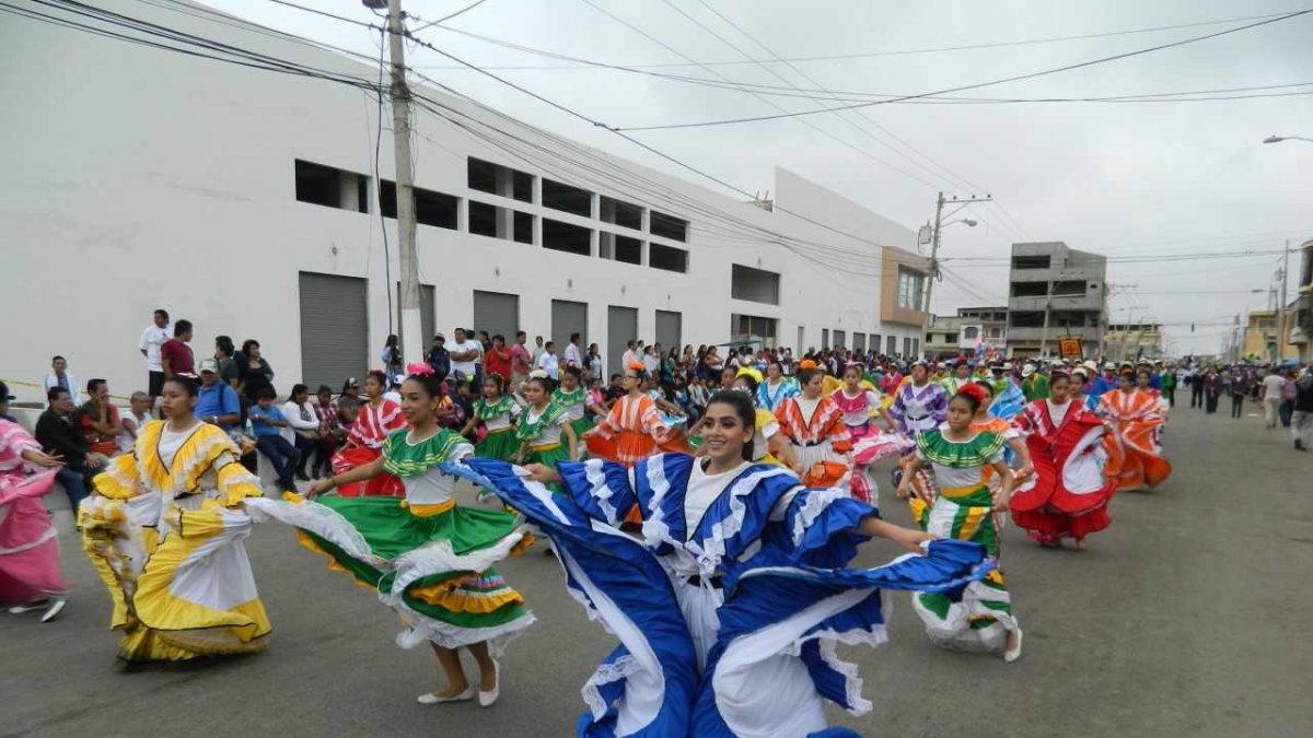 Desfile y alegría en Playas.