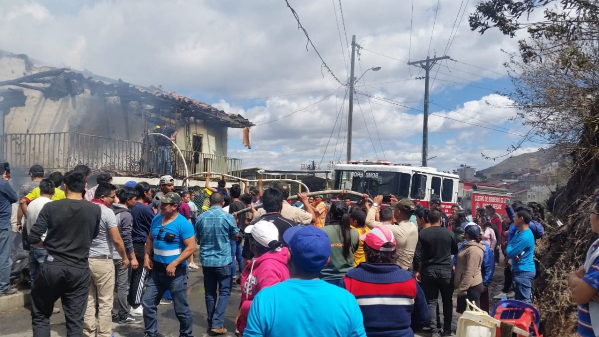 Moradores del sector intentaron apagar el incendio con baldes de agua.