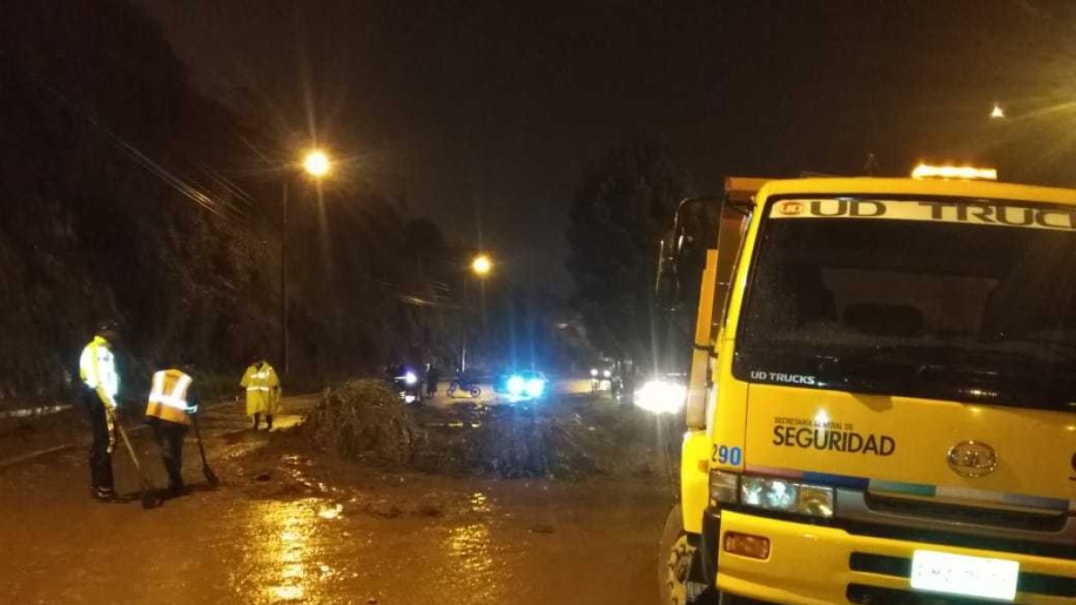 Deslizamiento de tierra en la avenida Simón Bolívar de Quito.