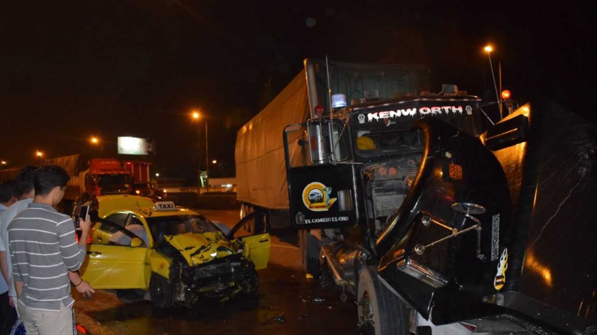 El taxi resultó con serías averías en su parte frontal, tras impactarse con el tráiler.