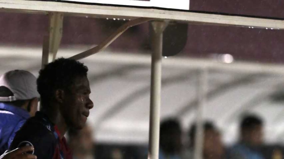 Los dos delanteros Adolfo Muñoz  y Daniel Angulo quienes no viajaron por problemas médicos.