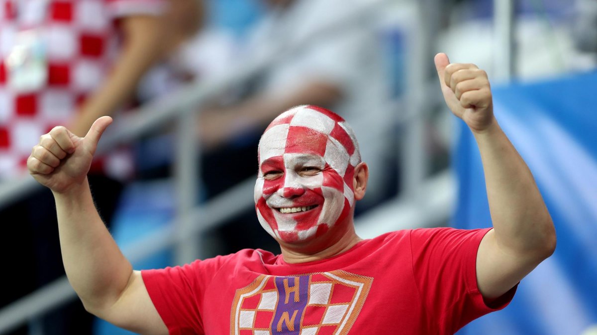 Hinchas croatas celebran el paso a cuartos.