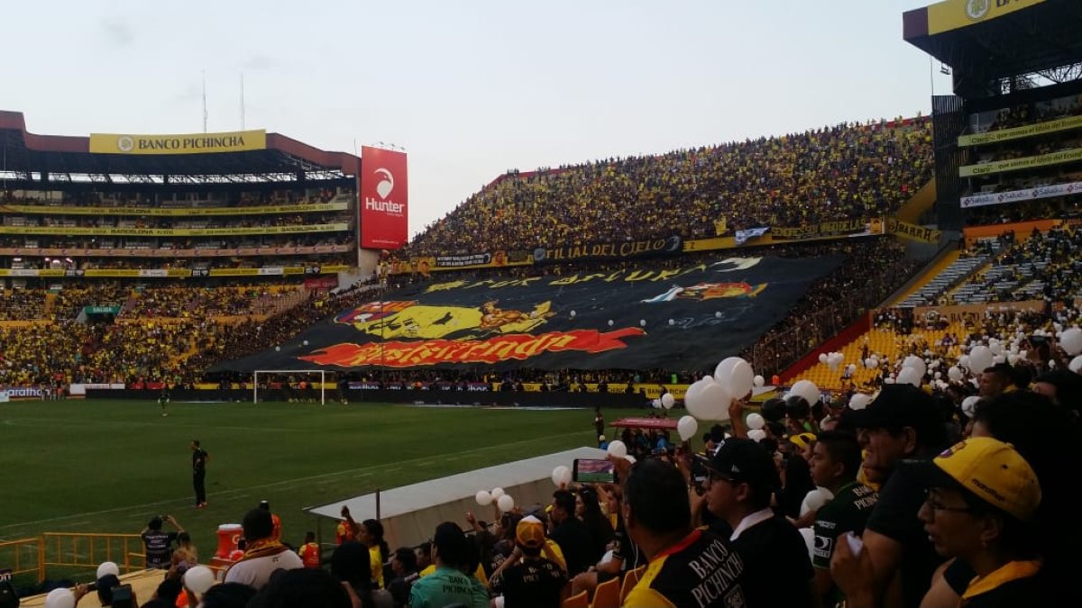 Desde los graderíos la hinchada también se manifestó.