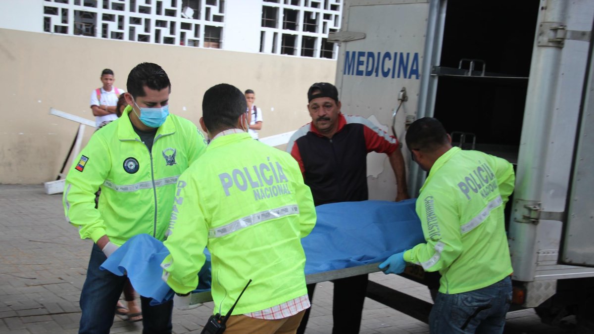 El percance ocurrió cerca de las 09:00 en la ciudadela 13 de Agosto, mientras Santiago tendía una soga para medir la ubicación del techo que iba a colocar.