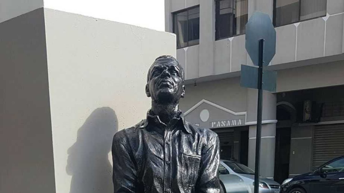 La imagen está, ubicada en el centro de Guayaquil, hecha de hierro y fue instalada en homenaje a la reconocida trayectoria del fallecido Spencer.