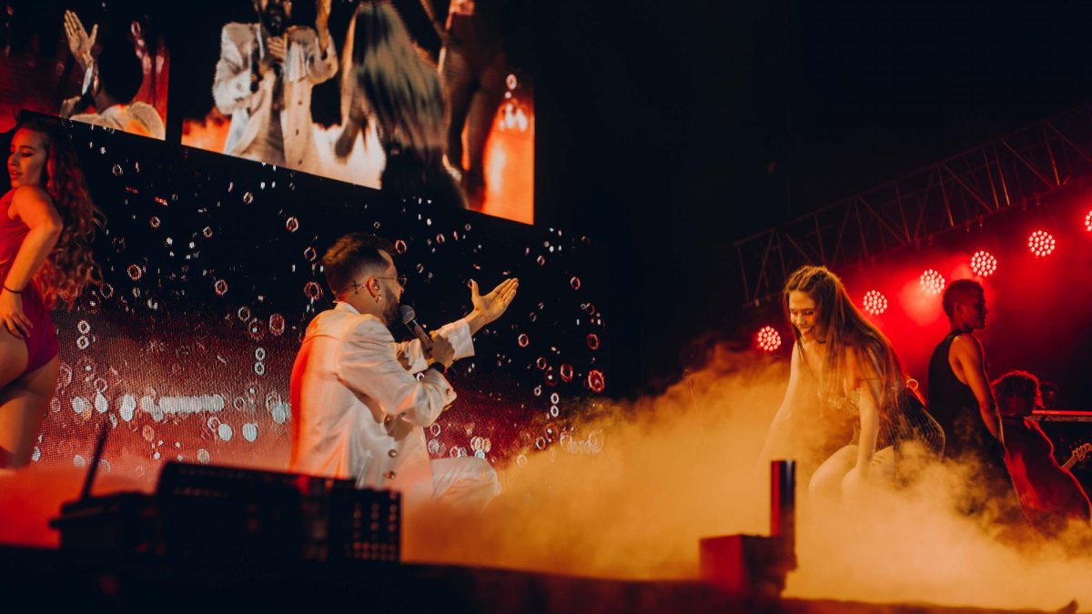 Ambos artistas han saltado a la fama luego de su participación en realities.