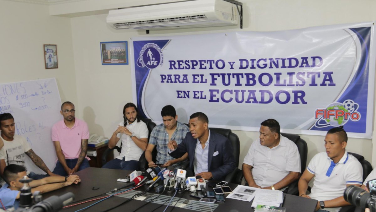 Iván Hurtado, presidente de la AFE, y Jorge Guzmán, gerente, interpusieron una demanda ante el ente del balompié nacional.