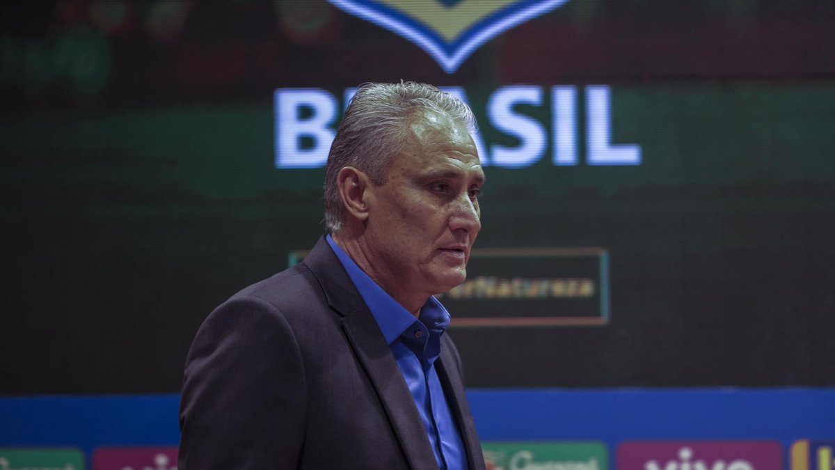 El entrenador de la selección brasileña de fútbol, Tite, llega a una rueda de prensa para ofrecer la convocatoria de jugadores brasileños.