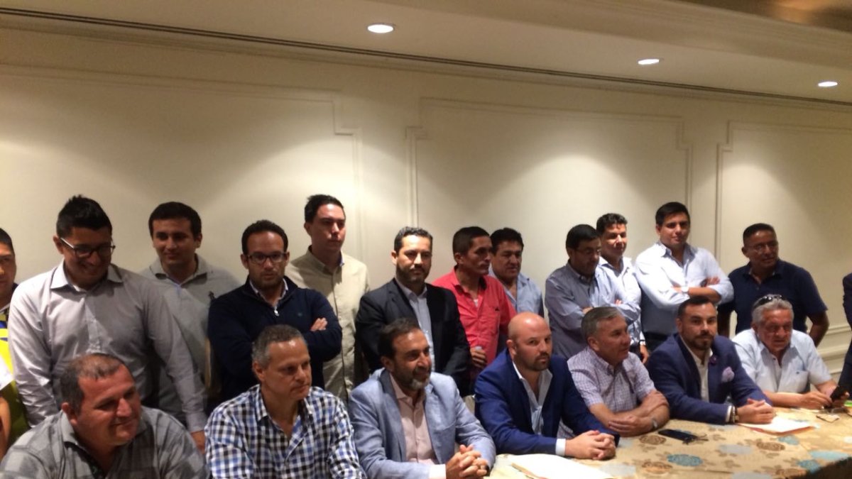 17 dirigentes de los 24 clubes del fútbol profesional (Serie  A y B) firmaron a favor de un comunicado que manifiesta su respaldo al contrato firmado entre la cableoperadora que pertenece al uruguayo Paco Casal y la FEF.