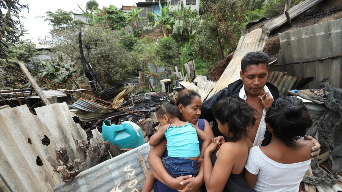 Ángel Méndez y Carmen Véliz perdieron su hogar por el incendio. Junto a ellos, sus tres hijas.