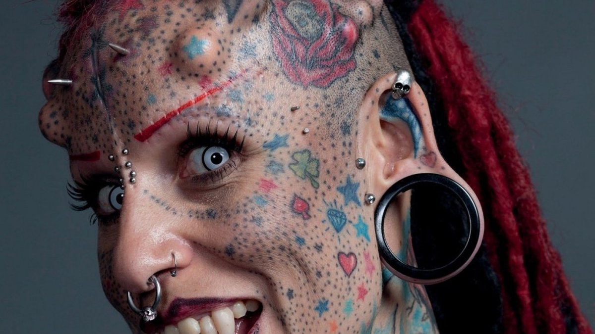 Está abogada se encuentra en el libro Guinness por tener tatuado el 96 % de su cuerpo.