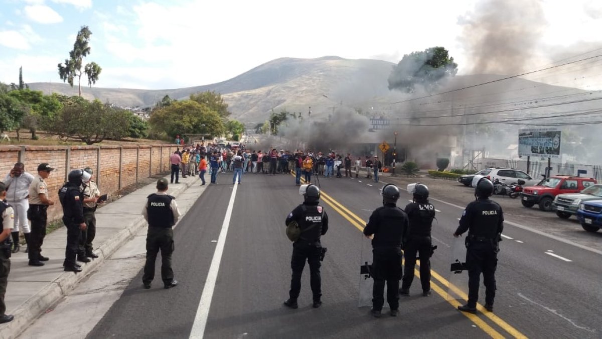 La gente que quemó llantas solicitaba la presencia de la Gobernadora de Imbabura, Marisol Peñafiel y una solución a su problema.