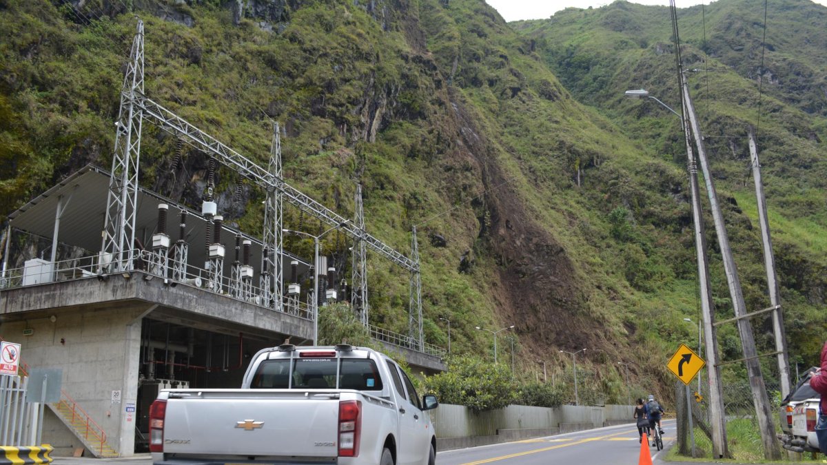 La medida se adoptó a las 14:30. Técnicos del MTOP y de la Celec realizan el retiro del material. El cierre es temporal.