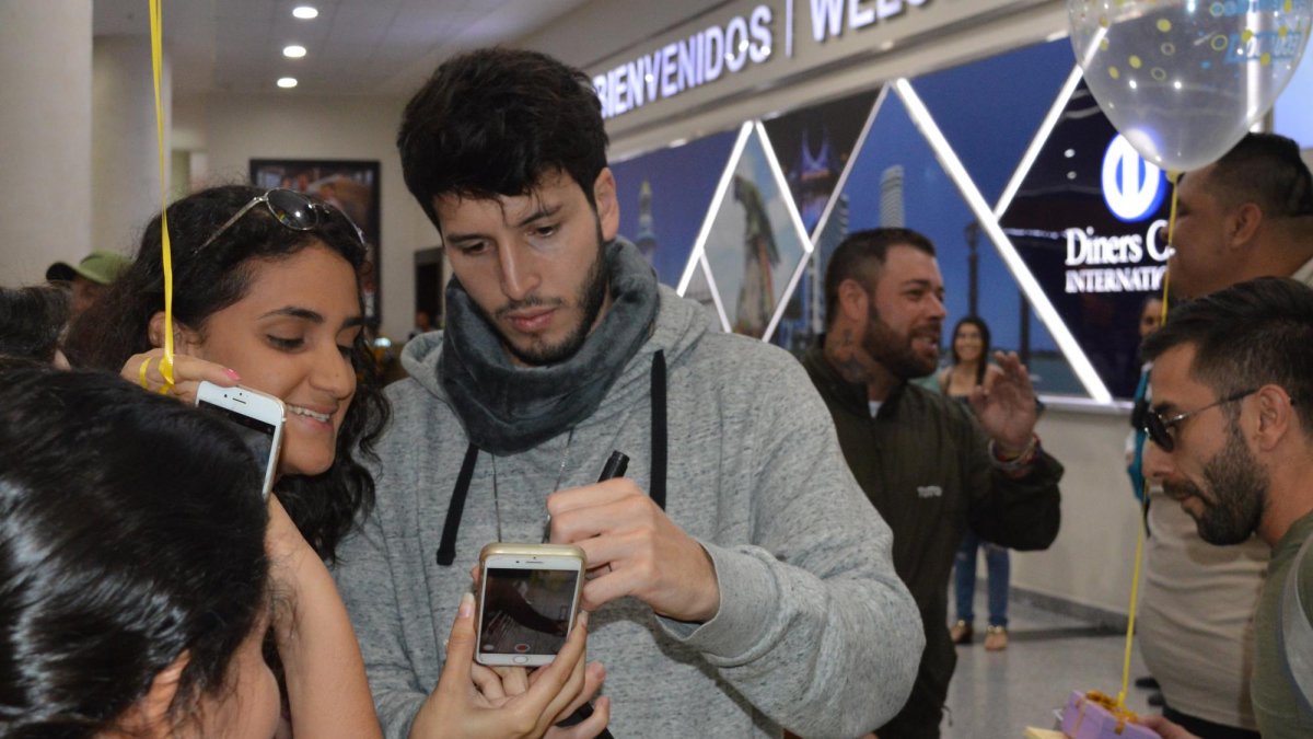 Sebastián Yatra saludó a sus fanáticas en el aeropuerto.