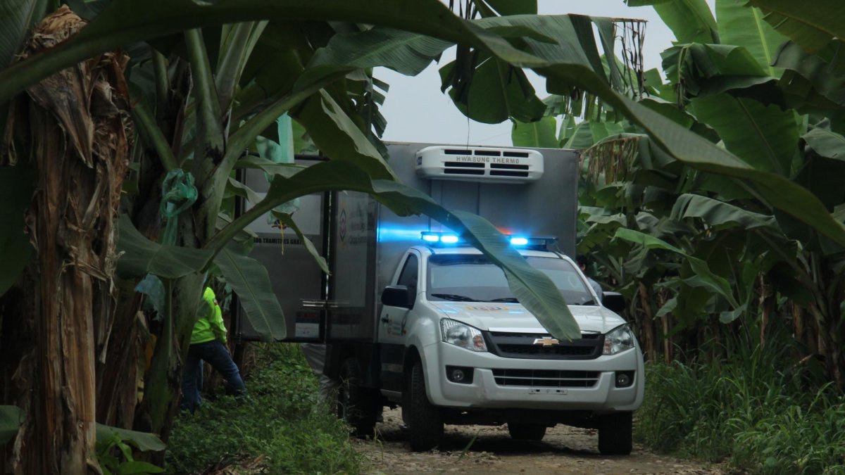 Agentes de criminalística se dirigieron hasta el lugar.