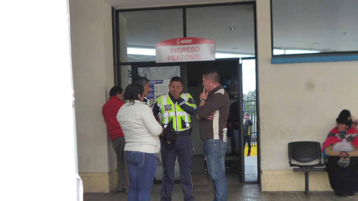 La madre del agente comentó que a la madrugada recibió una llamada donde le indicaron que su hijo estaba en emergencia del Hospital del Seguro Social porque tuvo un accidente.