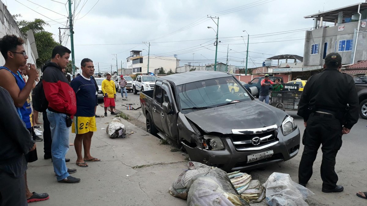 Los sacos de yute de la señora quedaron esparcidos en el lugar.