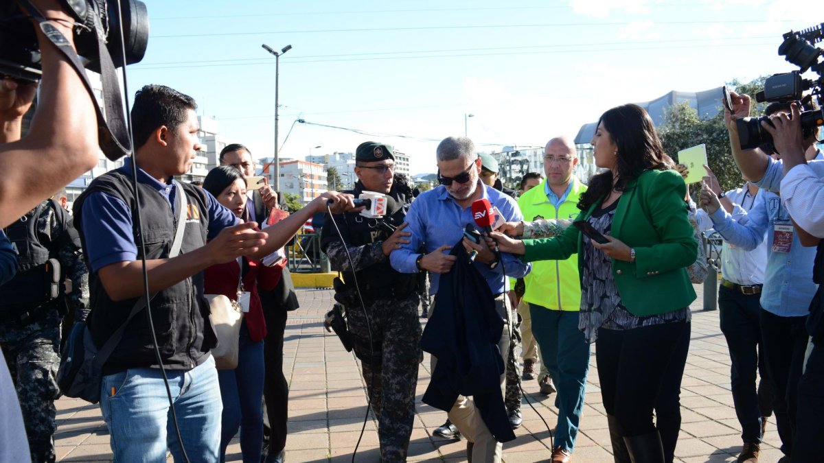 Fernando Alvarado, exsecretario de Comunicación, llegó a la Fiscalía escoltado por agentes policiales. (Gustavo Guamán / Expreso)