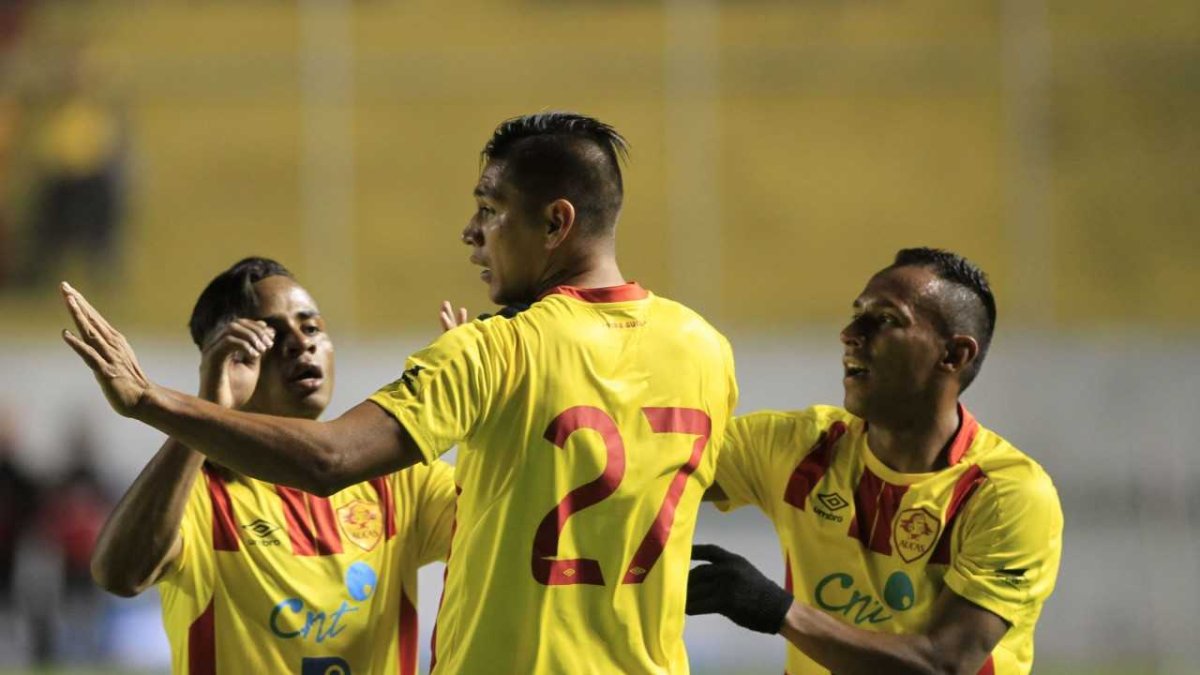 Jugadores de Aucas celebran su anotación.
