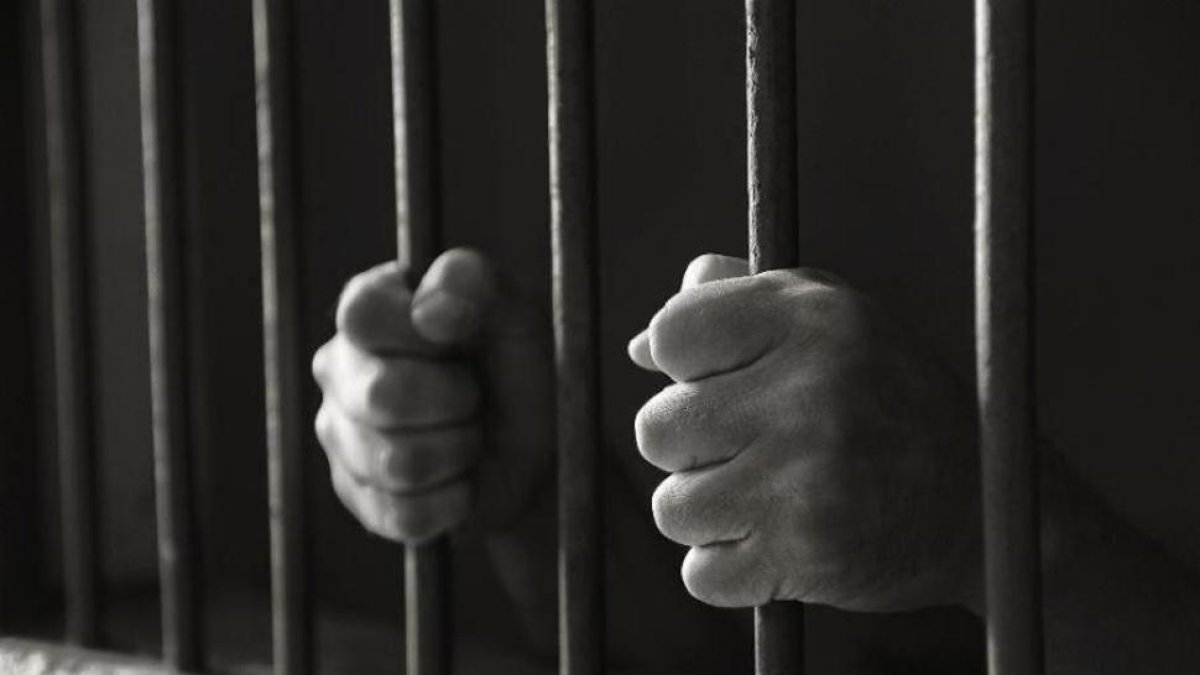 Los miembros de la Armada ecuatoriana procedieron a la detención del barco industrial por invasión de áreas protegidas.