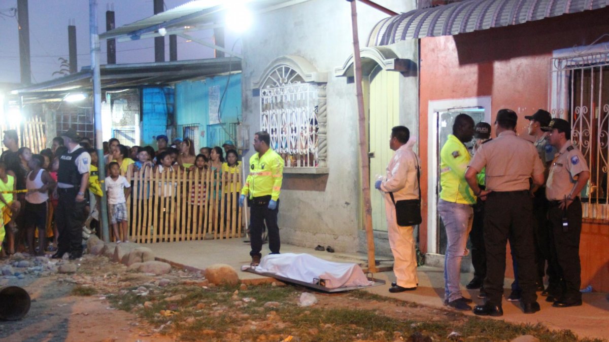 Aparentemente el difunto conocido como el ‘Chino’, tenía los días contados y ayer sus ‘panas’ quedaron consternados al ver su cuerpo.