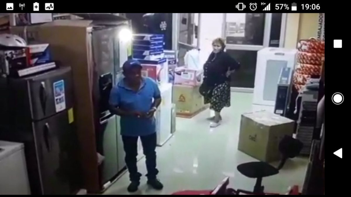 En el vídeo se observa a los sospechosos cotizar productos y distraer al vendedor.