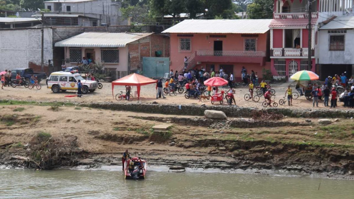El Cuerpo de Bomberos sacó el cuerpo del agua y lo llevaron a la morgue de Babahoyo.