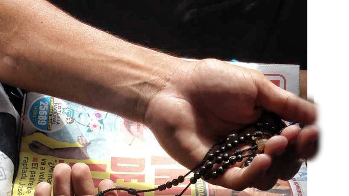 Familiares oran por la liberación de la joven madre.