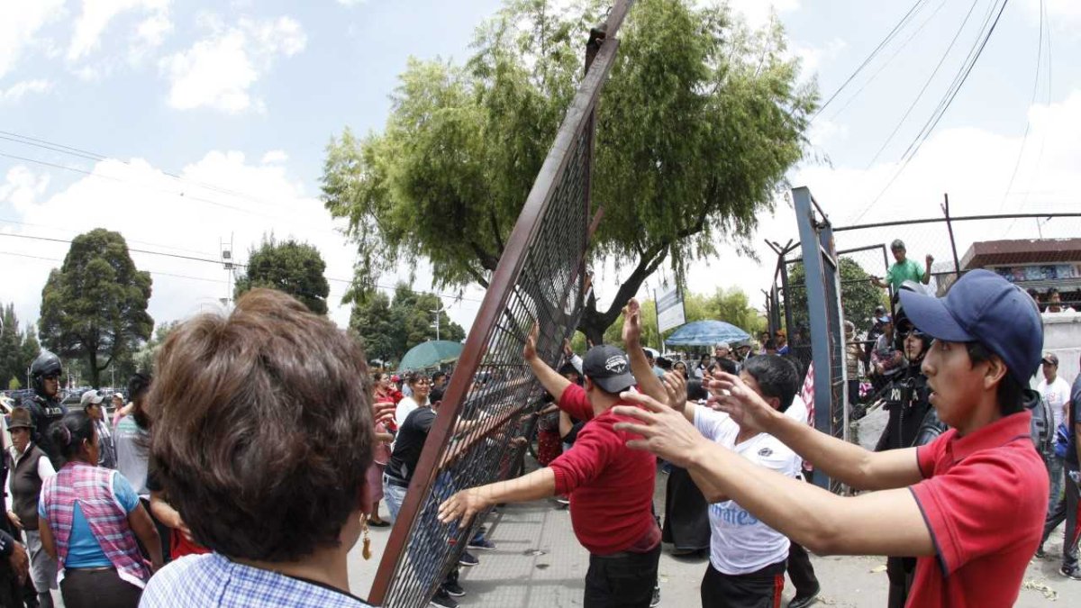 Los manifestantes ocasionaron daños en la propiedad pública.