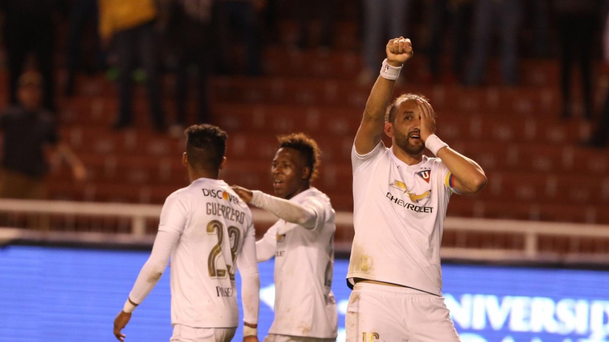 Aunque Barcelona se había adueñado momentáneamente del liderato el fin de semana, los albos cumplieron el último partido de la décimo tercera fecha, sumando tres puntos para llegar a los 31.