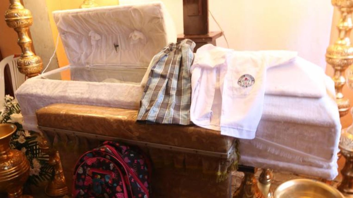 Tyrone Morán se despidió de Brittany antes de que la ingresaran a la bóveda.