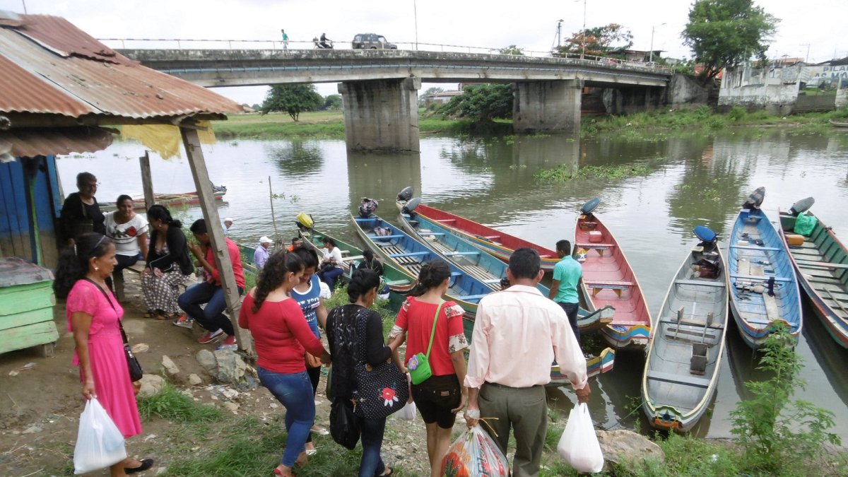 Esta transportación extra deja a los agricultores endeudados.