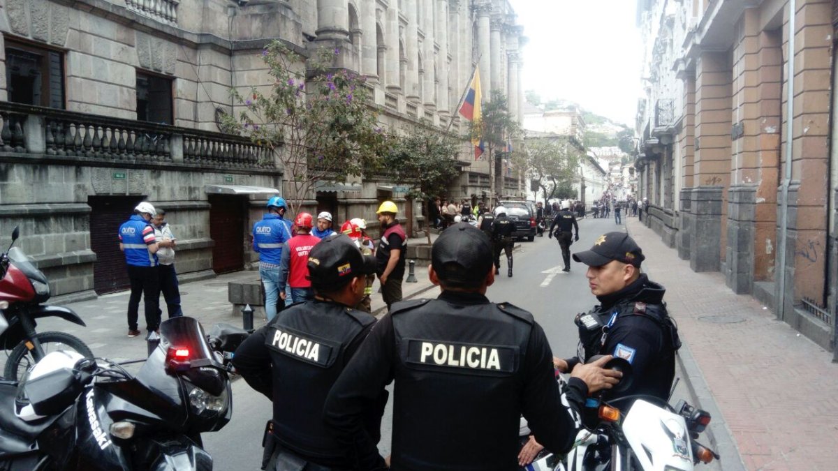 Estudiantes fueron evacuados por falsa amenaza de bomba.