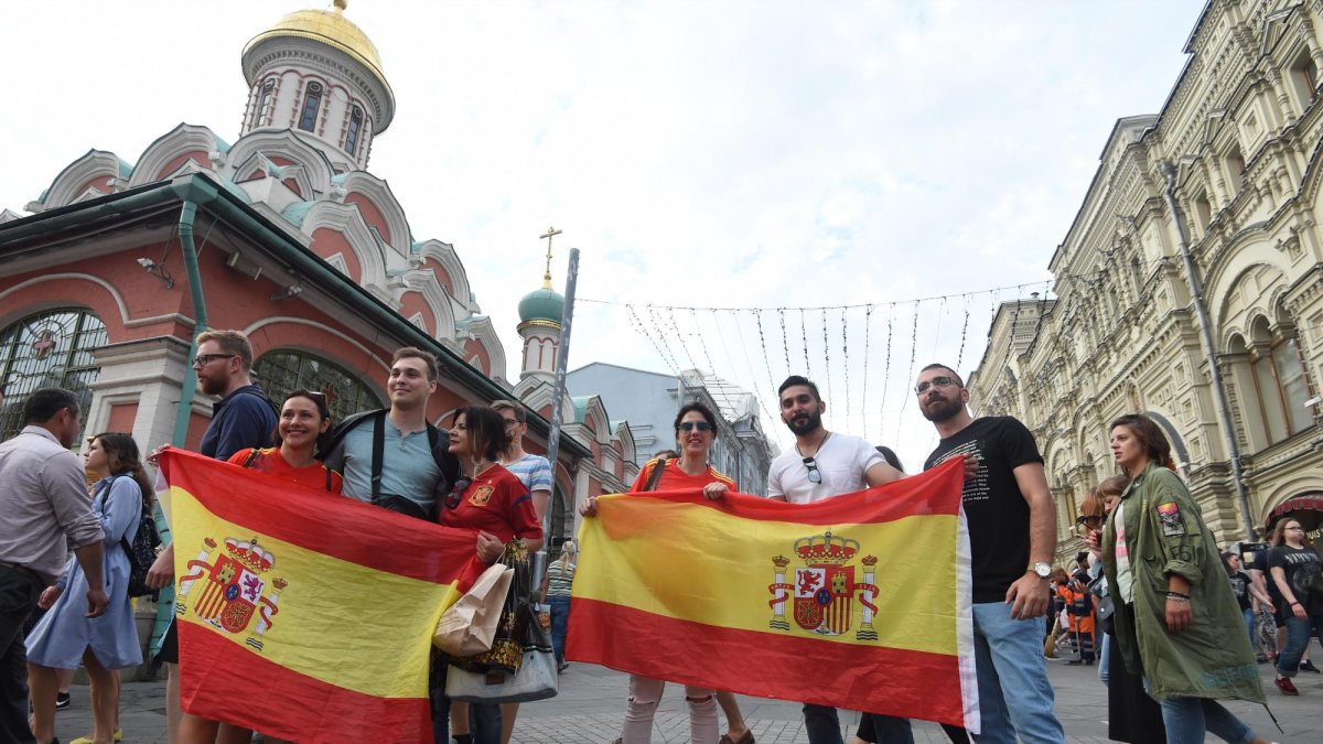 Los aficionados españoles alentando a su equipo.