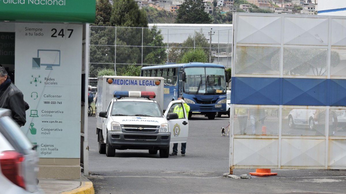 Miembros de Medicina Legal llegaron para trasladar el diminuto cadáver.