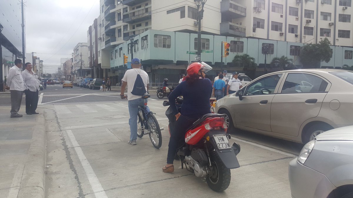 Vehículos circulan en la calle García Moreno.