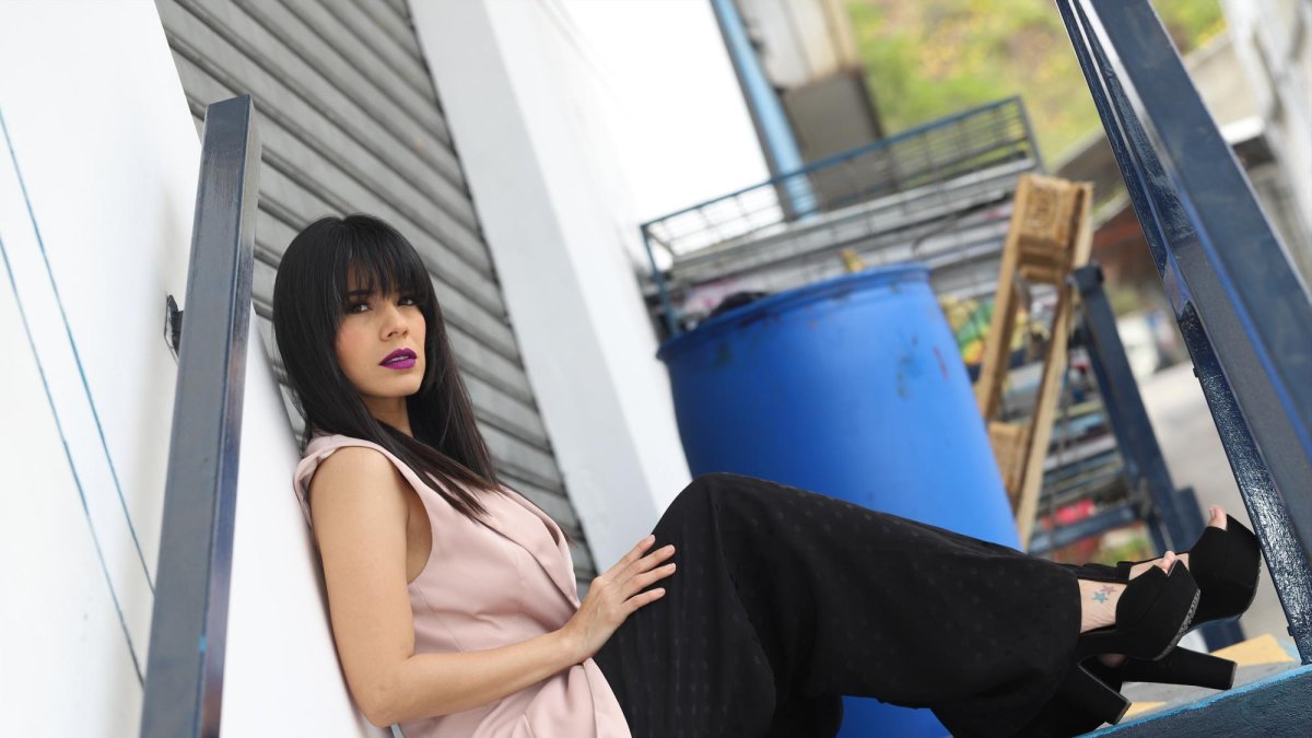 La actriz interpreta a una de las hermanas de la cantante (Tani Bermeo) en la telenovela sharon, la hechicera, de ecuavisa.