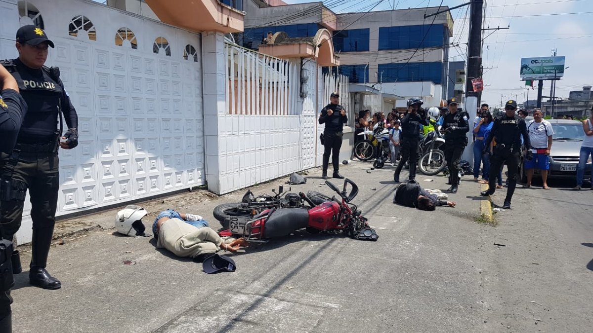 Dos supuestos ladrones se impactaron contra un vehículo tras asaltar a una menor.