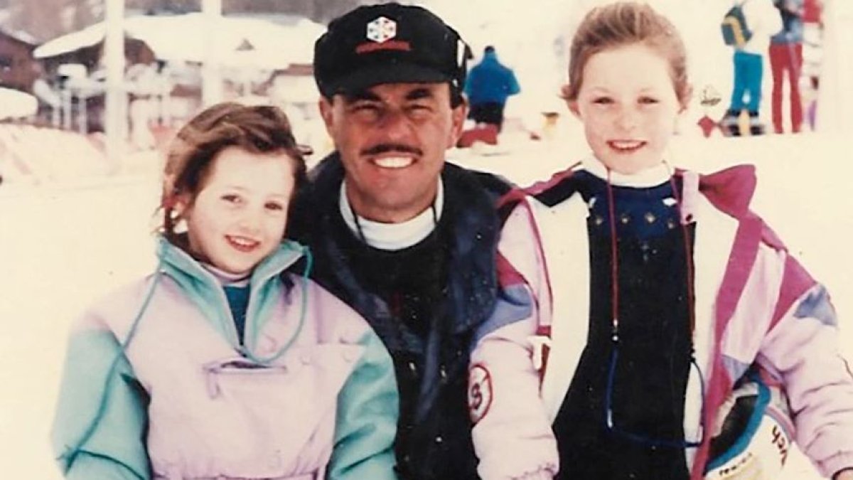 Tyler y Caitlin Wetherall junto a su padre, Benjamin Glaser.