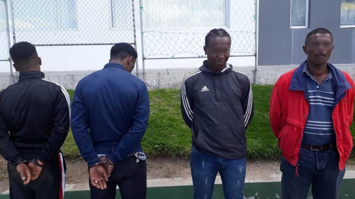 Los implicados fueron vinculados a robos a personas y domicilios. Entre las evidencias había cuchillos.