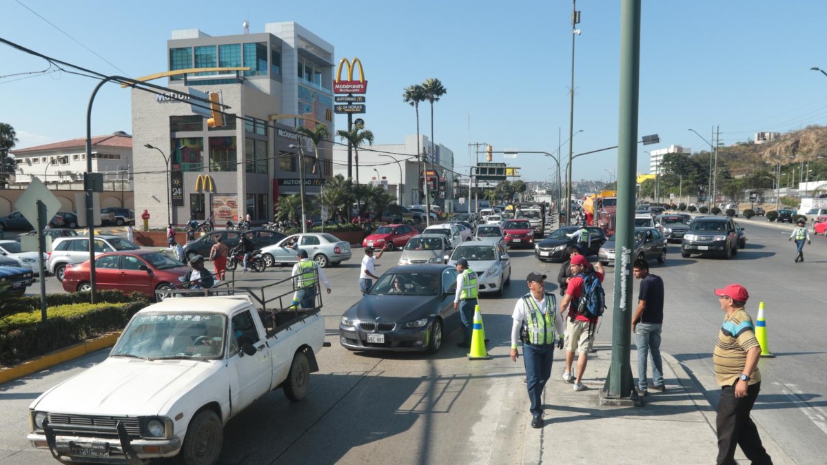 Las autoridades realizan labores de desmontaje y la recogida de escombros.